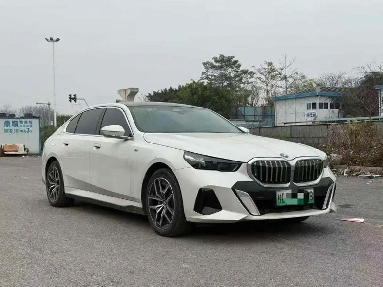 宝马I5 正面外观二