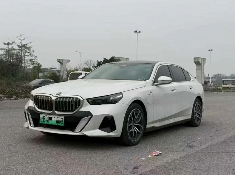 宝马I5 正面外观三