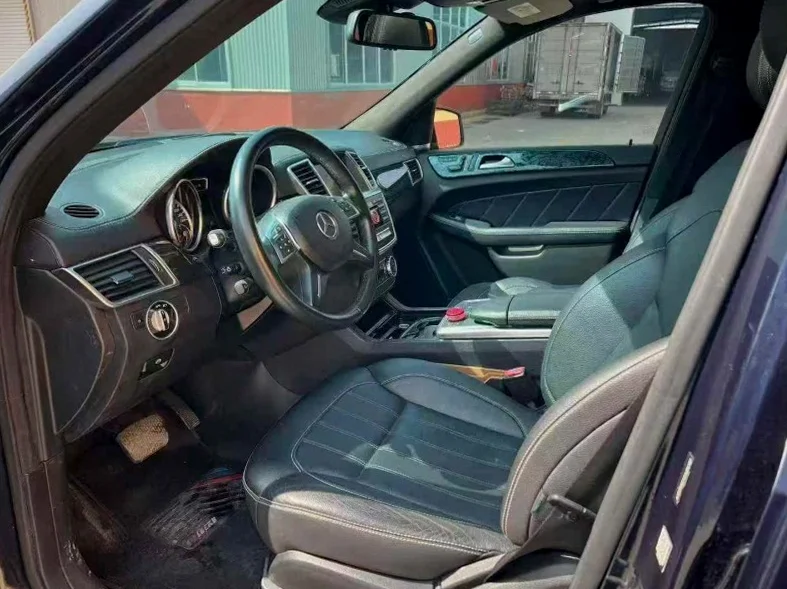 奔驰GLS 后面外观三