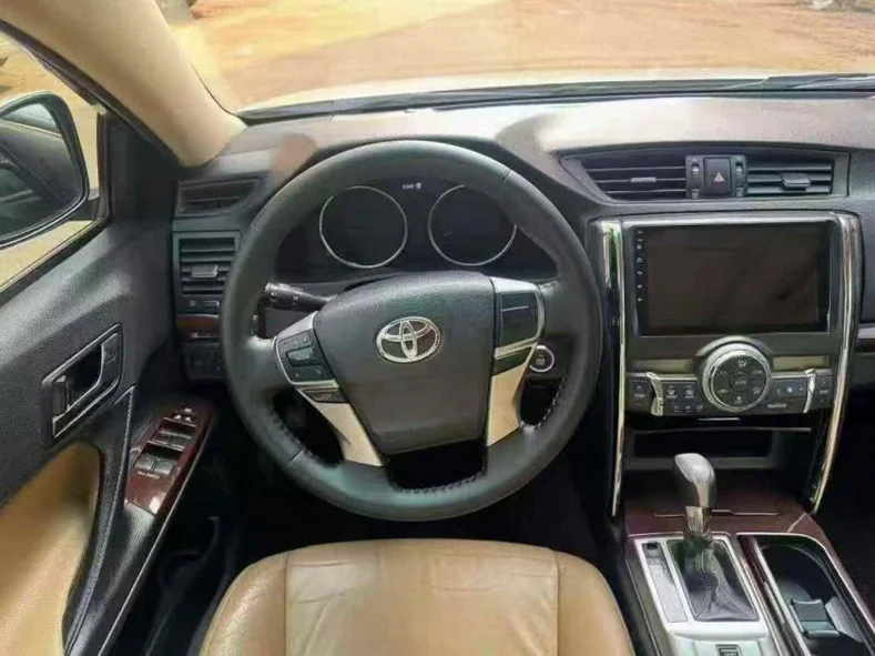 丰田锐志 驾驶室