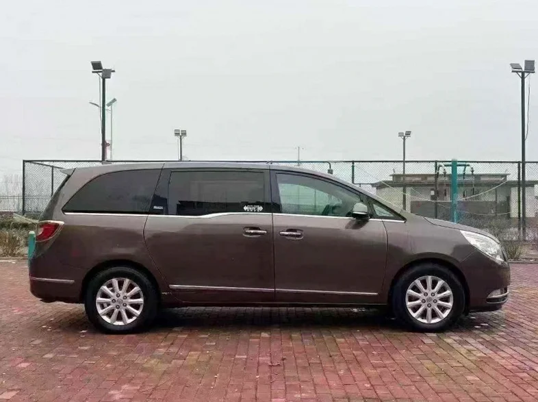 别克GL8 正面外观三