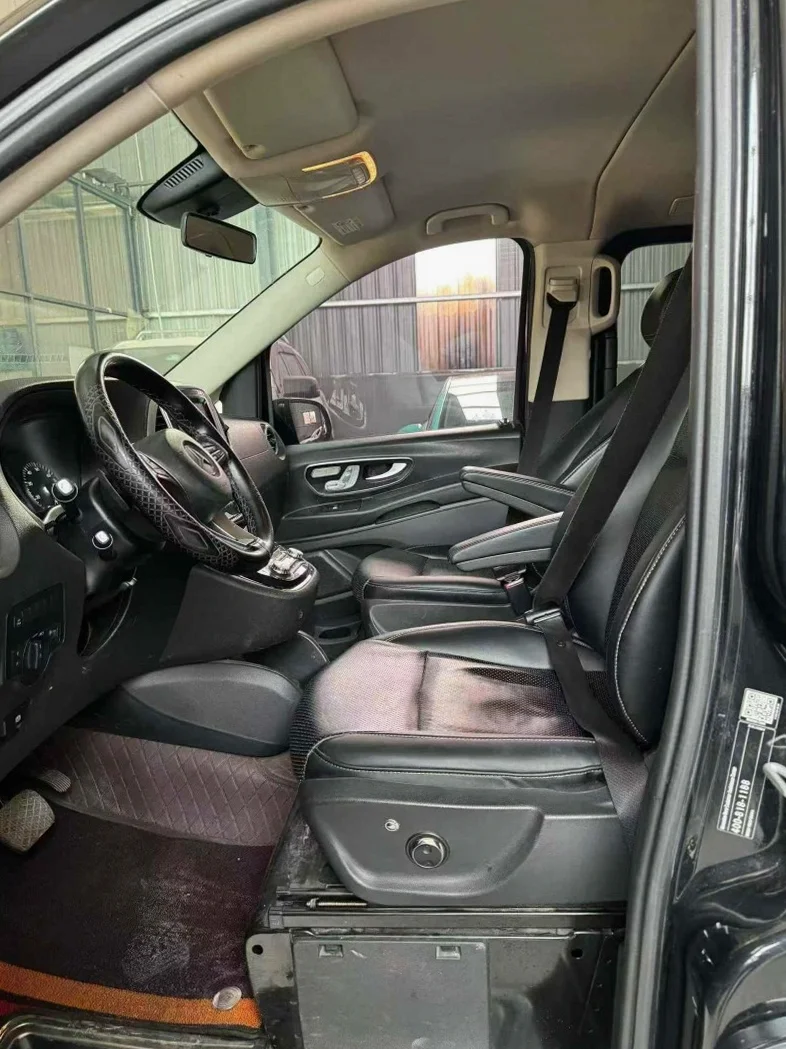 奔驰威霆 后面外观一