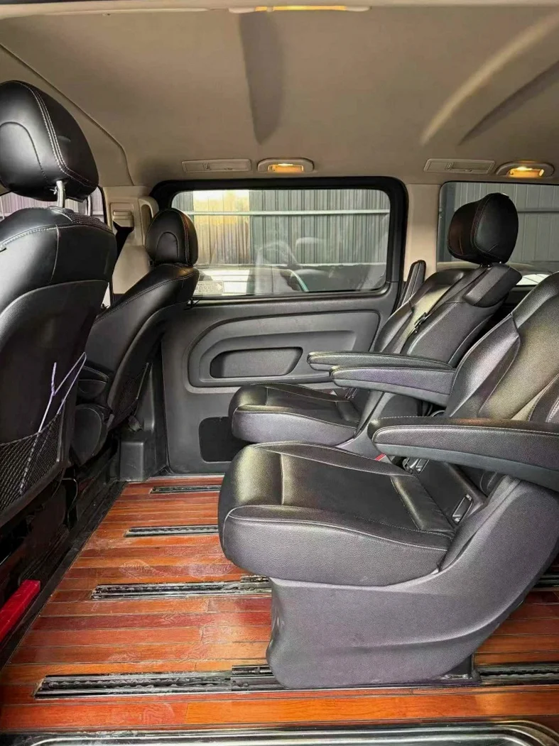 奔驰威霆 后面外观二