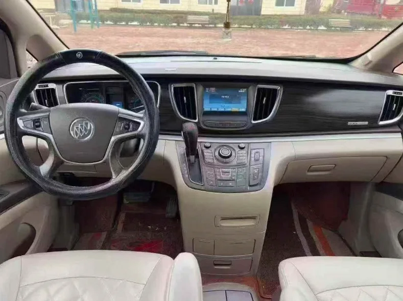 别克GL8 后面外观三