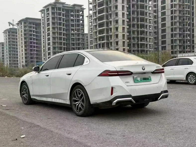 宝马I5 内饰后排