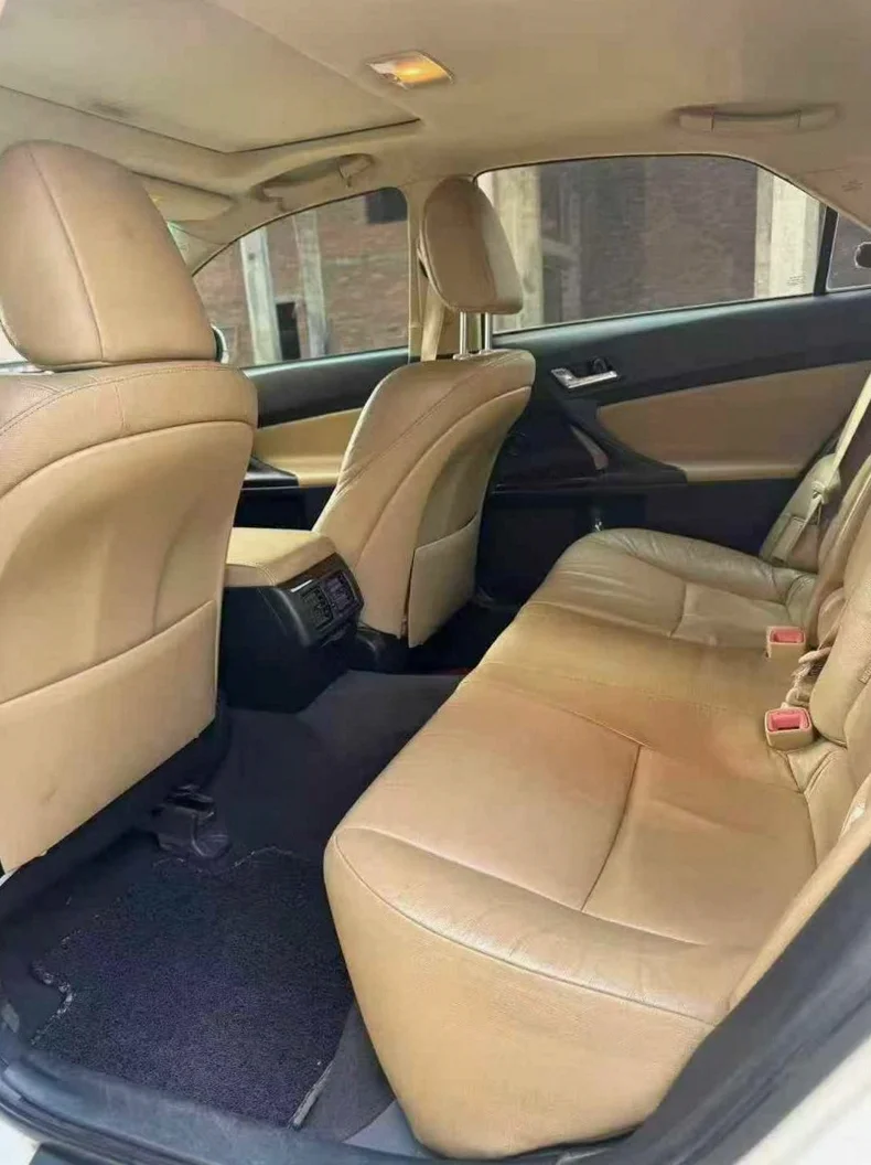 丰田锐志 后面外观二