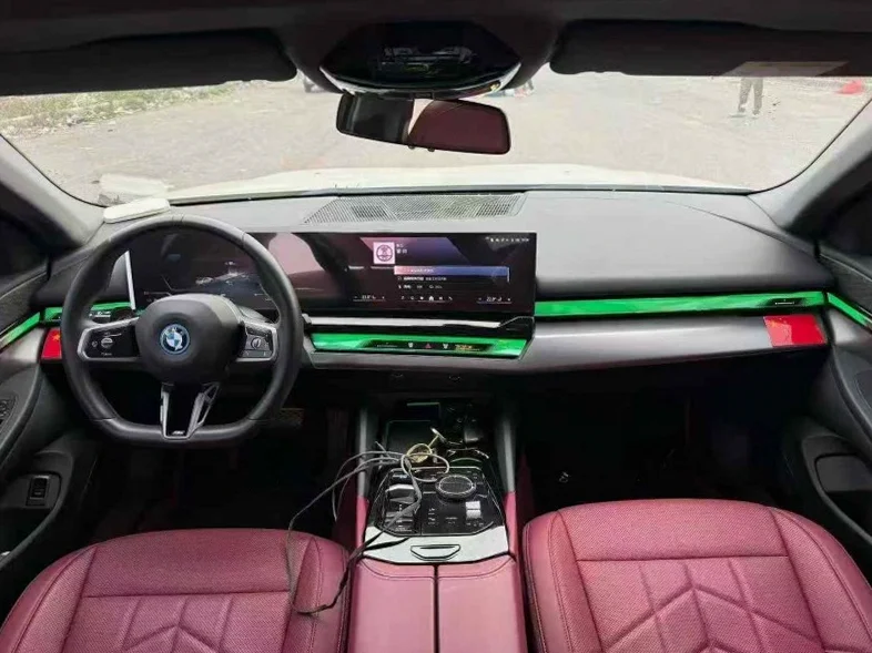 宝马I5 后面外观一