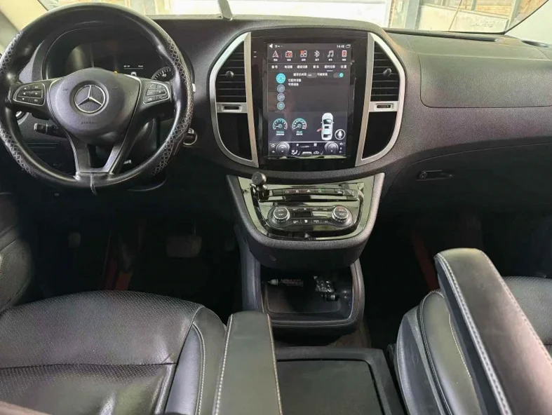 奔驰威霆 后面外观三