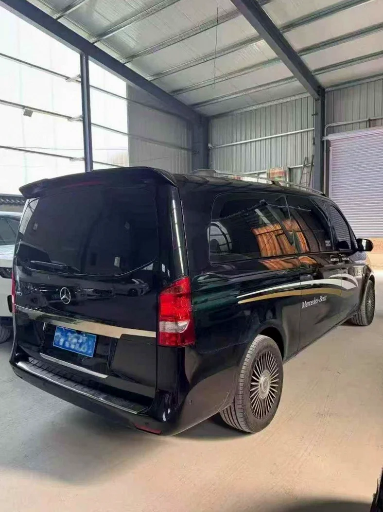 奔驰威霆 内饰后排