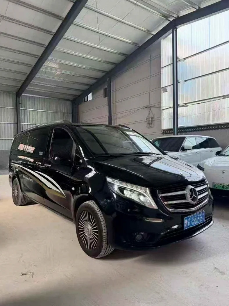 奔驰威霆 正面外观二