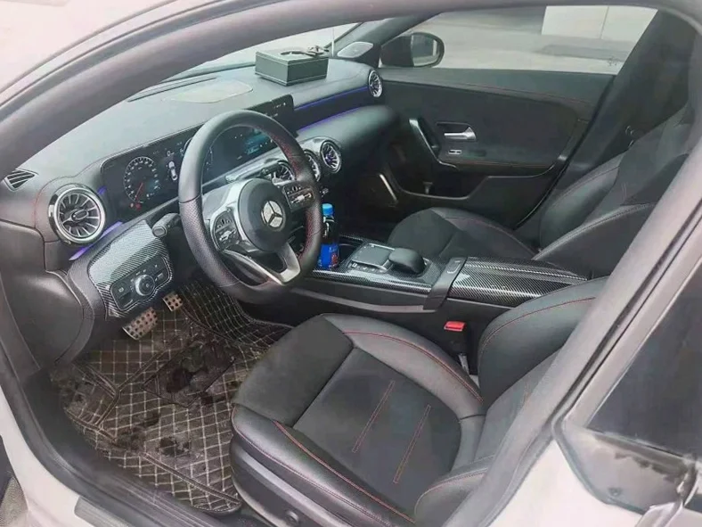 奔驰CLA 内饰前排