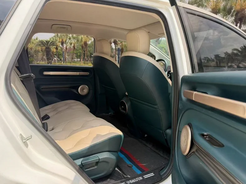 宝骏云朵 后面外观一