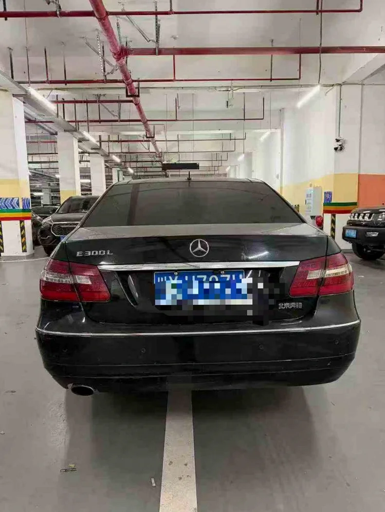 奔驰E 内饰后排