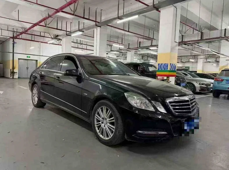 奔驰E 正面外观二