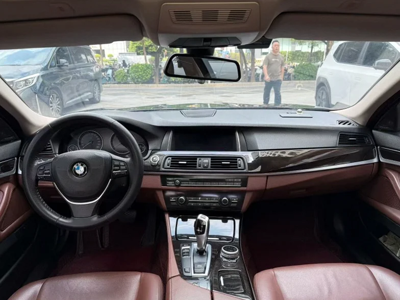 宝马5系 正面外观三