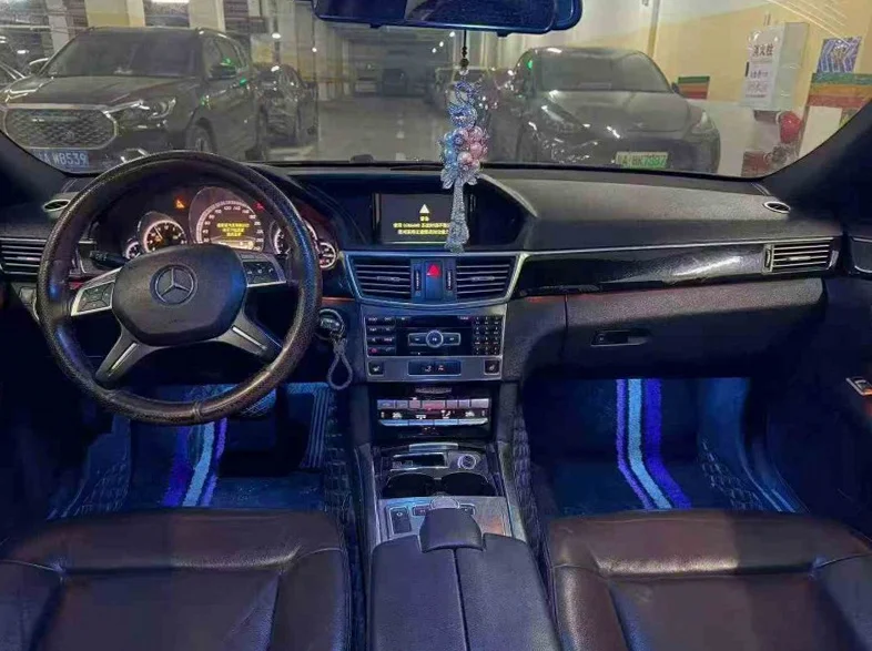 奔驰E 内饰前排