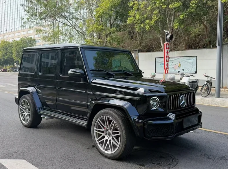 奔驰G 正面外观二