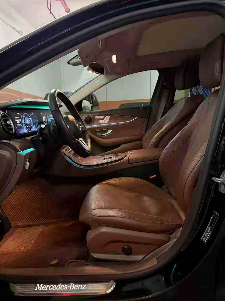 奔驰E 内饰前排