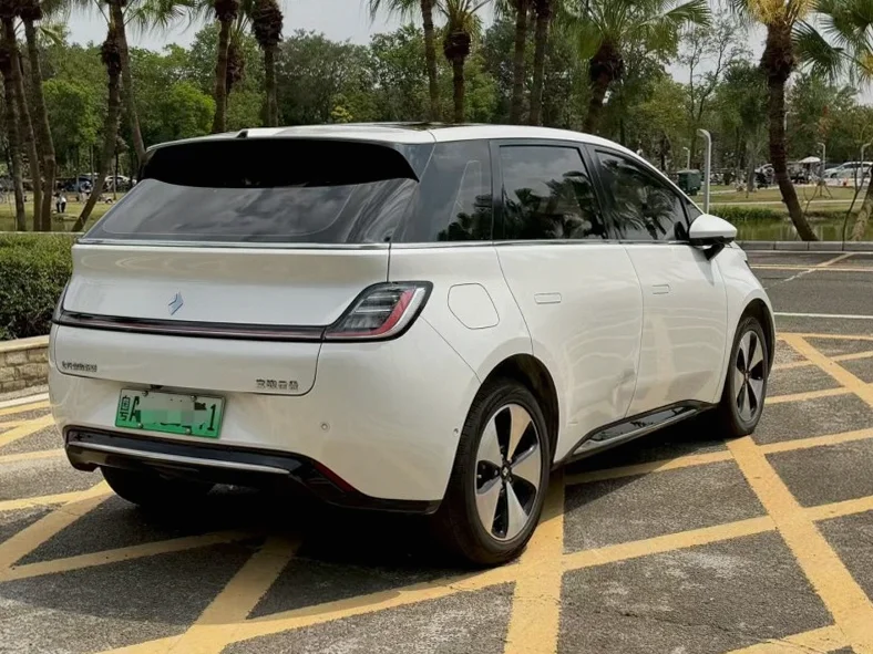 宝骏云朵 后面外观二