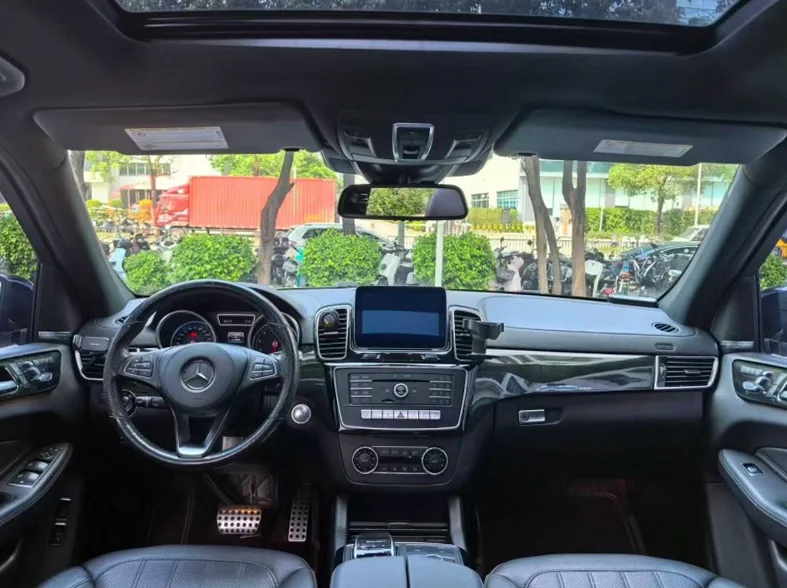 奔驰GLS 正面外观三