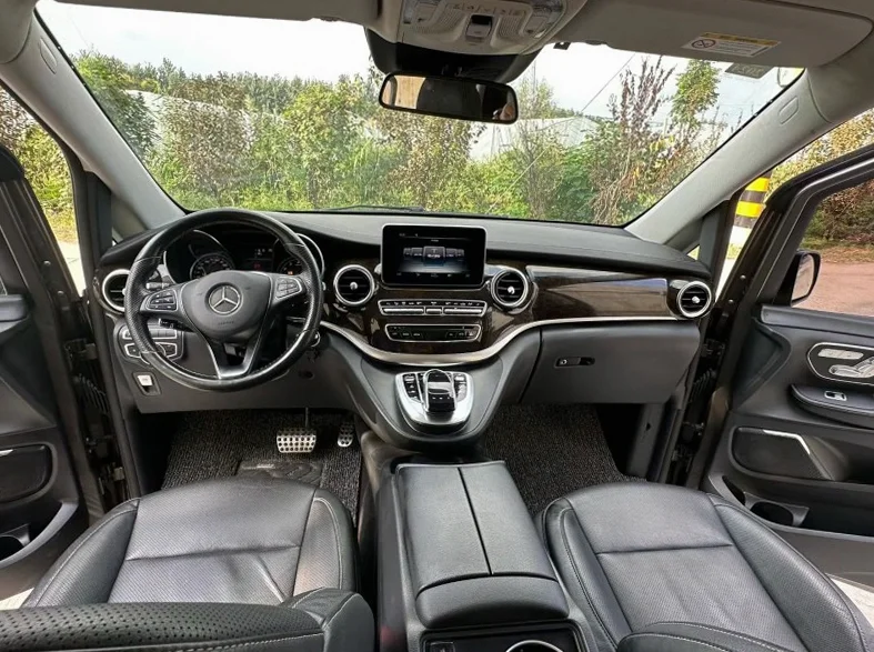 奔驰V 后面外观三