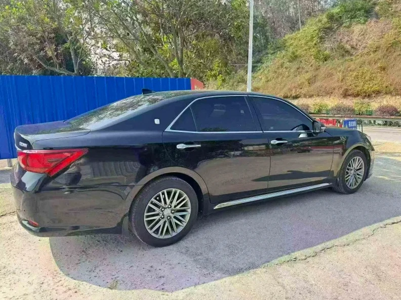 丰田皇冠 内饰后排