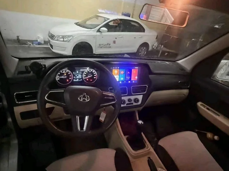 长安汽车跨越王 驾驶室