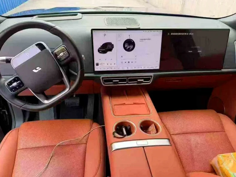 理想L8 正面外观三