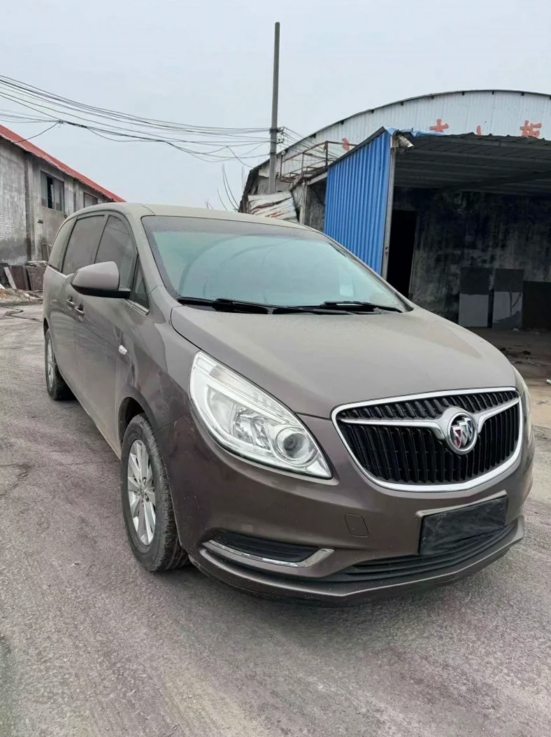 别克GL8 正面外观二