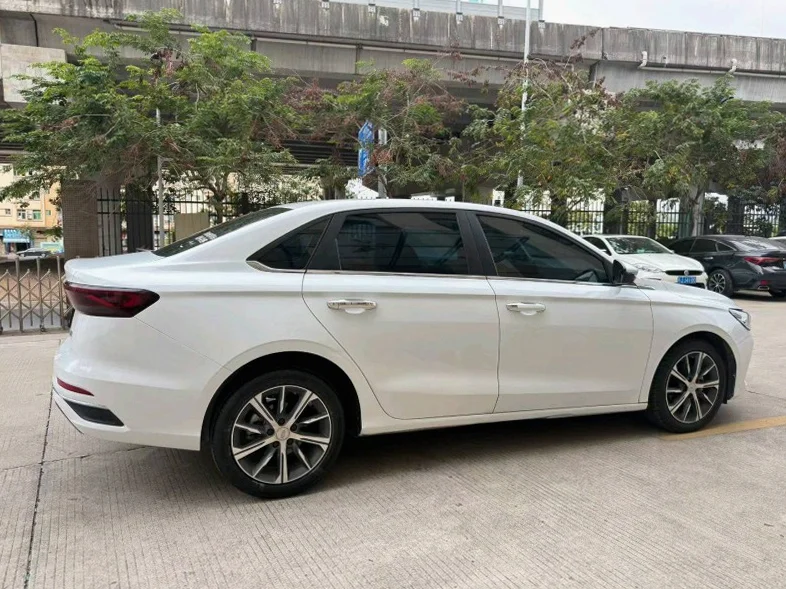 吉利帝豪 内饰后排