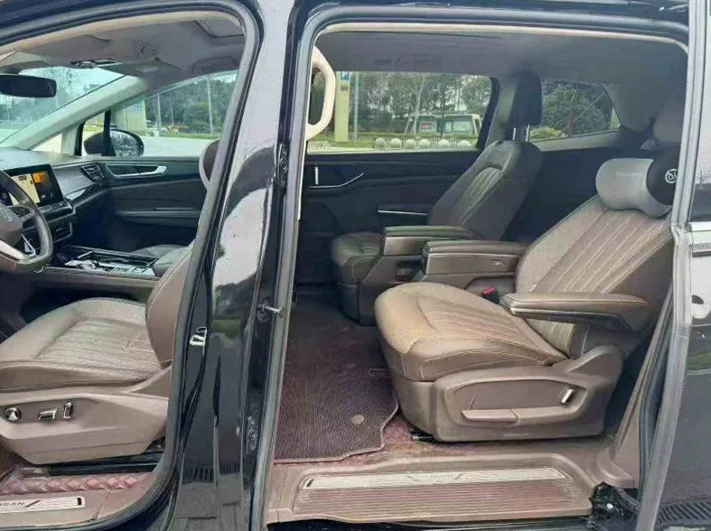 大众威然 后面外观一