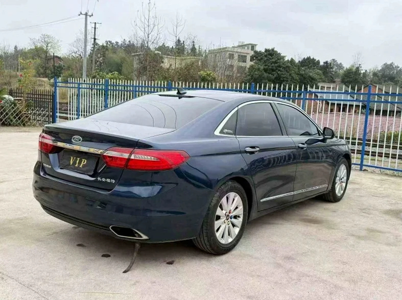 福特金牛座 驾驶室