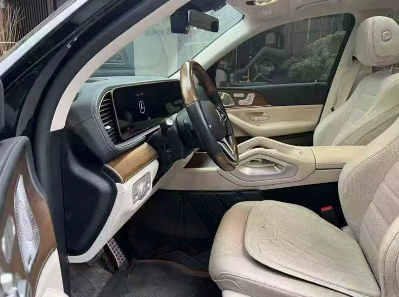 奔驰GLS 后面外观一