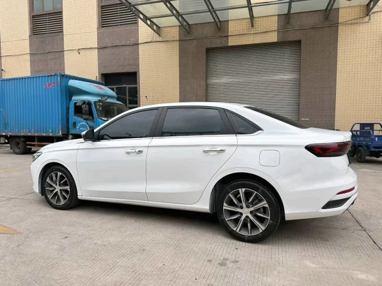 吉利帝豪 内饰前排