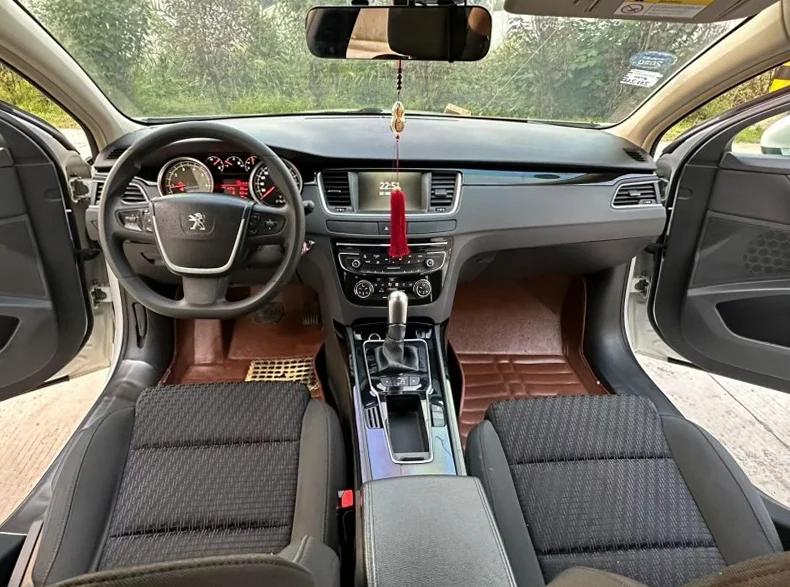 东风标致 后面外观一