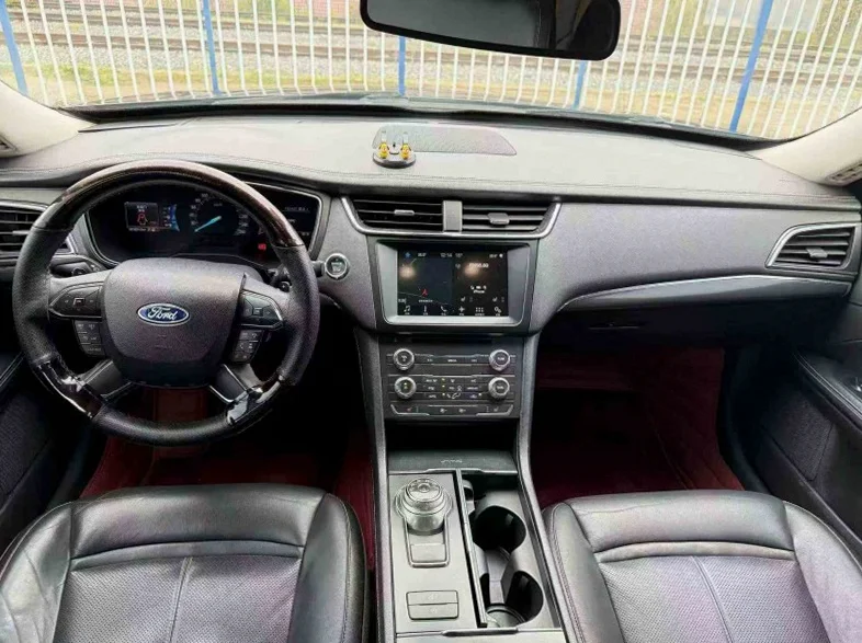 福特金牛座 后面外观二