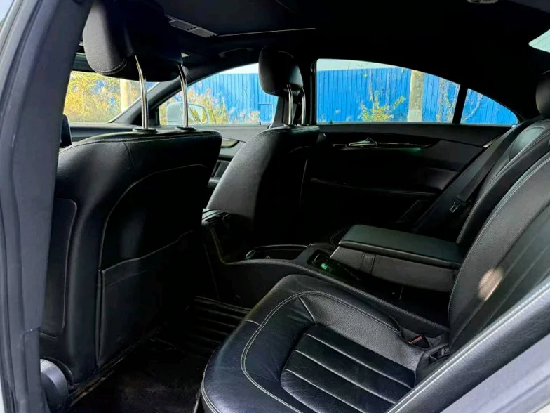 奔驰CLS 内饰后排