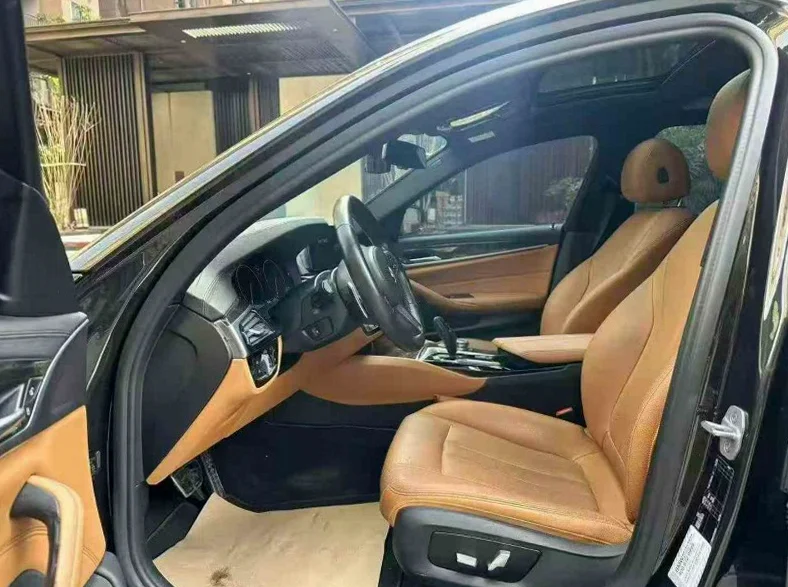 宝马5系 后面外观一