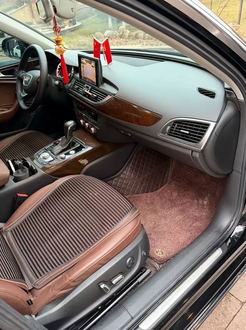 奥迪A6L 内饰前排