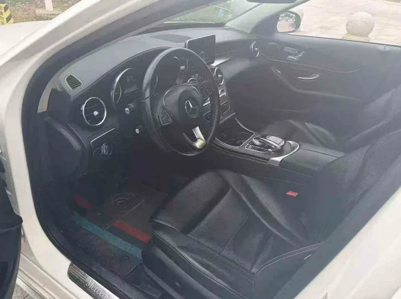 奔驰C 后面外观一