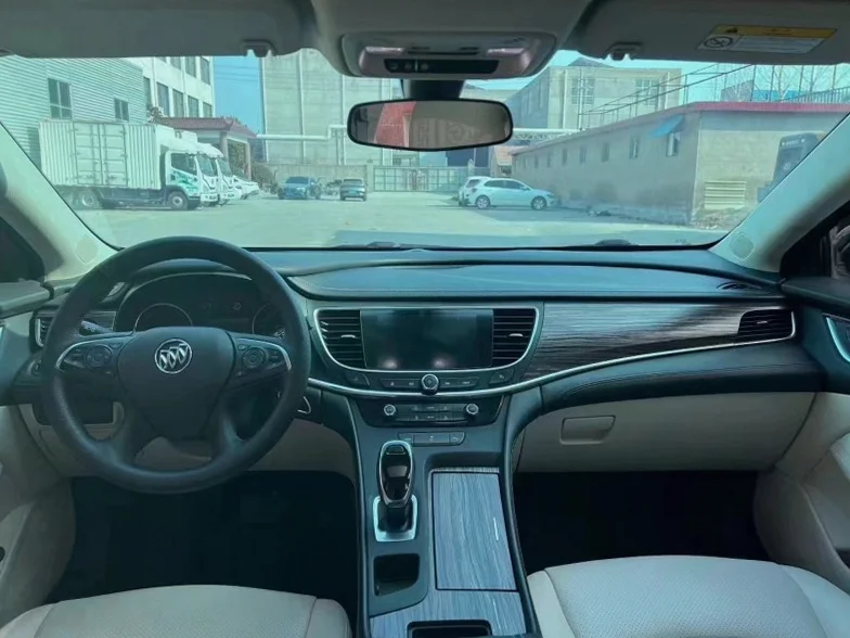 别克君越 后面外观一