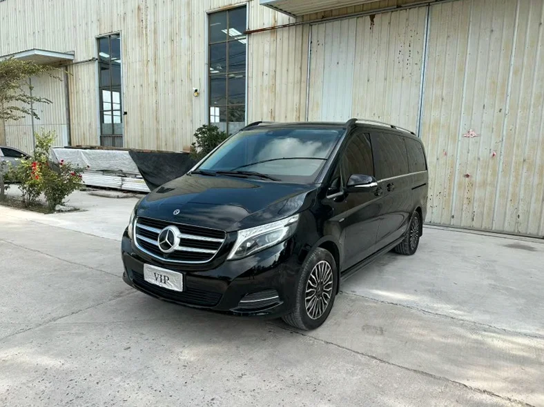 奔驰V 正面外观二