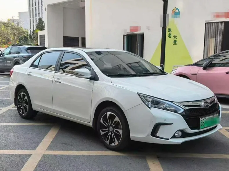 比亚迪秦 正面外观三