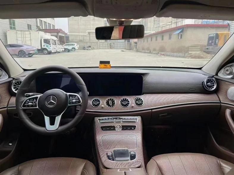 奔驰E 正面外观三