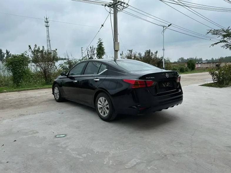 日产天籁 后面外观一