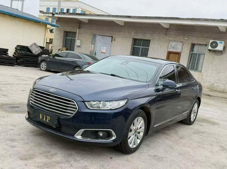 福特金牛座 正面外观三