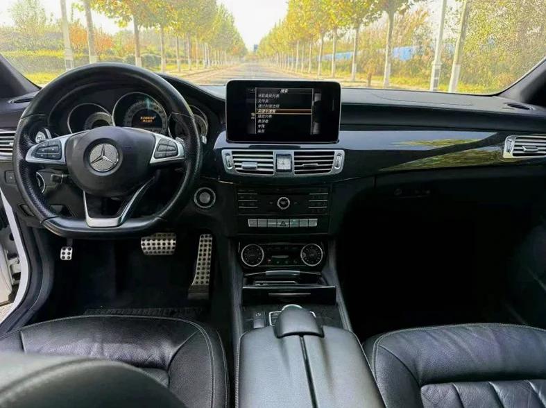 奔驰CLS 内饰前排