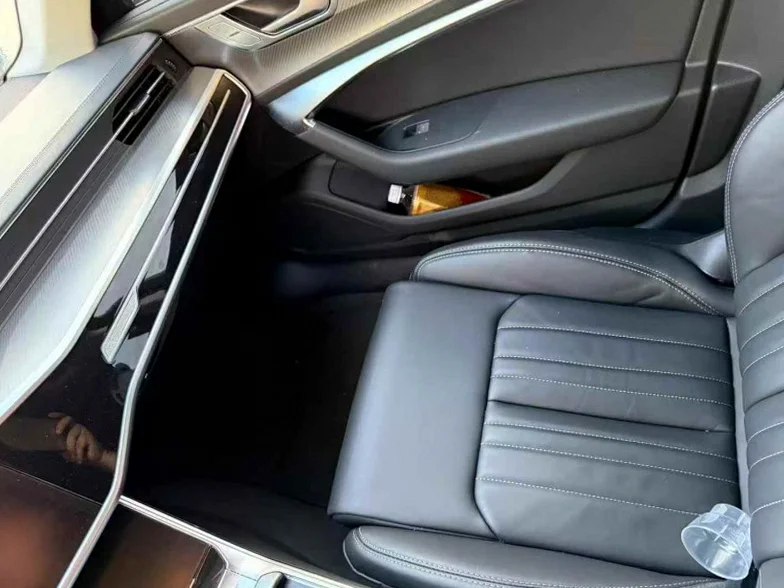 奥迪A6L 内饰前排