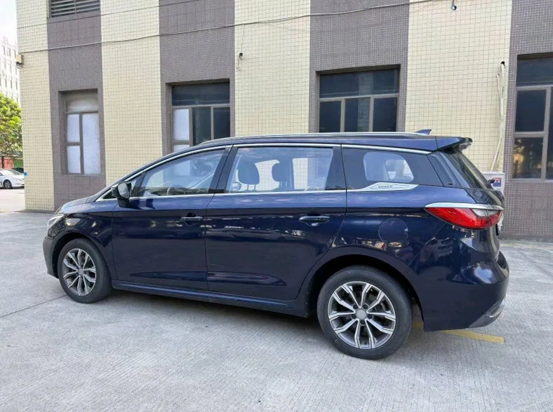 比亚迪宋MAX 内饰前排