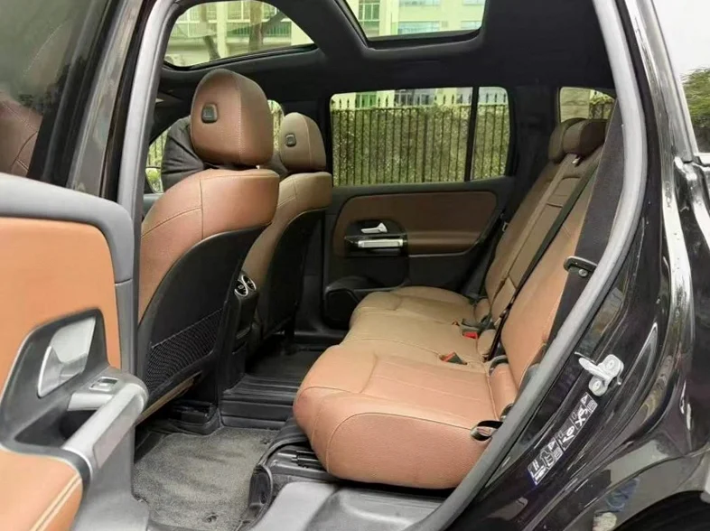 奔驰GLB 后面外观一